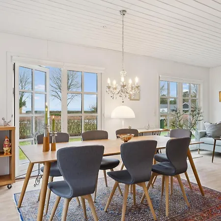 Cozy With Sea View Charming Coastal Getaway *
